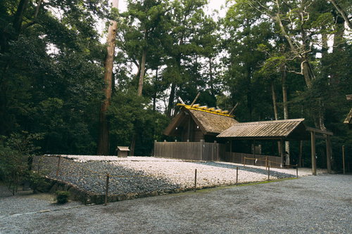 外宮 別宮風宮（かぜのみや）と手前に見える古殿地（こでんち）