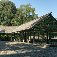 五条殿と手前の九条殿とその前の榊の植えられた場所に祀られている四至神（みやのめぐりのかみ）の写真