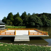 外宮勾玉池に浮かぶ奉納舞台（豊受大神社）の写真