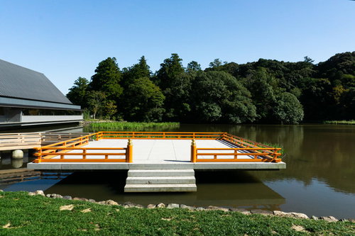 外宮勾玉池に浮かぶ奉納舞台（豊受大神社）