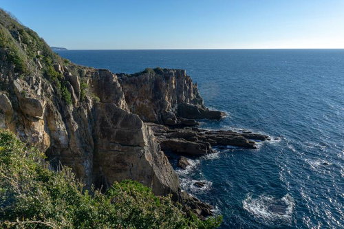 三段壁展望台から見る断崖絶壁と紺碧の海
