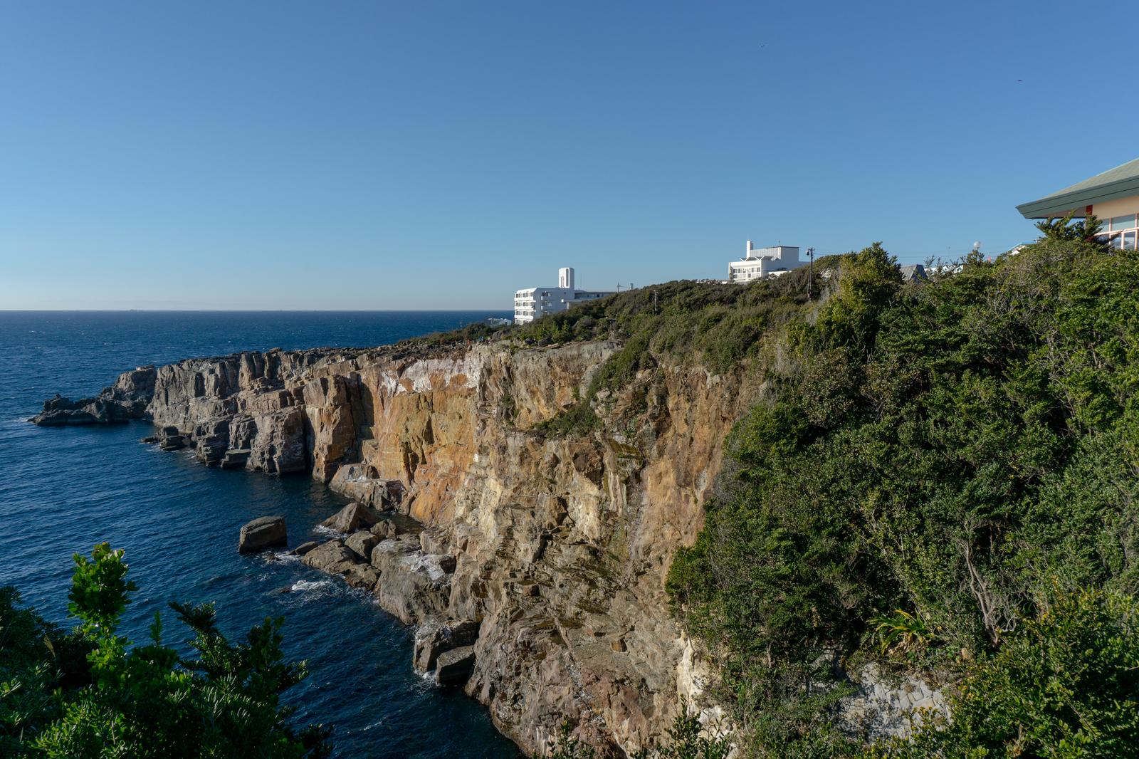 和歌山県三段壁の断崖絶壁を高台から見下ろした風景