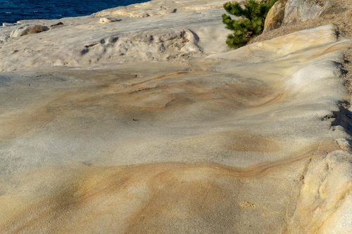 風化によって形作られた千畳敷の岩肌と自然の曲線