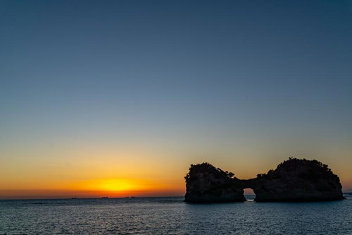 白浜の黄昏と円月島