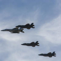 小松基地のF15を先頭にF35が続いて飛ぶ第４世代戦闘機と第５世代戦闘機の編隊飛行の写真