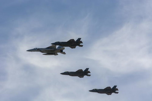 小松基地のF15を先頭にF35が続いて飛ぶ第４世代戦闘機と第５世代戦闘機の編隊飛行