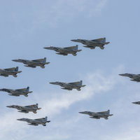 小松基地航空祭2025予行で現れた11機のF15による見事な大編隊の写真