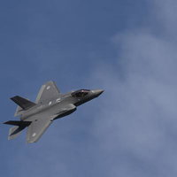 柔らかい雲に向かって飛ぶF35の写真