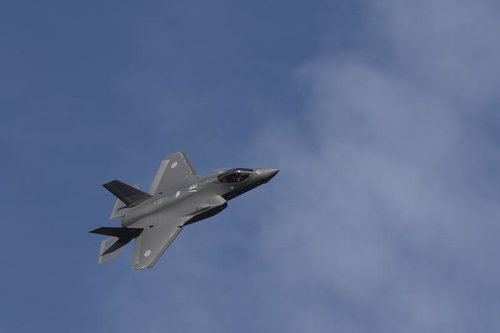 柔らかい雲に向かって飛ぶF35