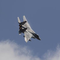 翼の上にベイパーを纏いABを使い激しいフライトを魅せてくれるF15の写真