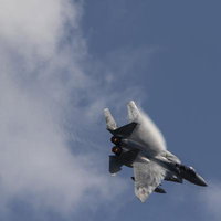 雲にジェットブラストの姿が映し出されるF15の機動飛行の写真