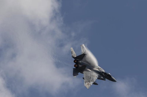 雲にジェットブラストの姿が映し出されるF15の機動飛行