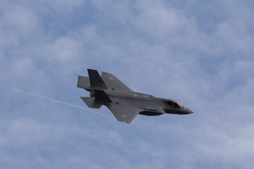 日が傾き始めた時間帯に始まるF35による航空祭予行のフライト