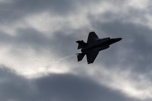 黒雲を背景にしたジェットブラストが目立つF35のフライト