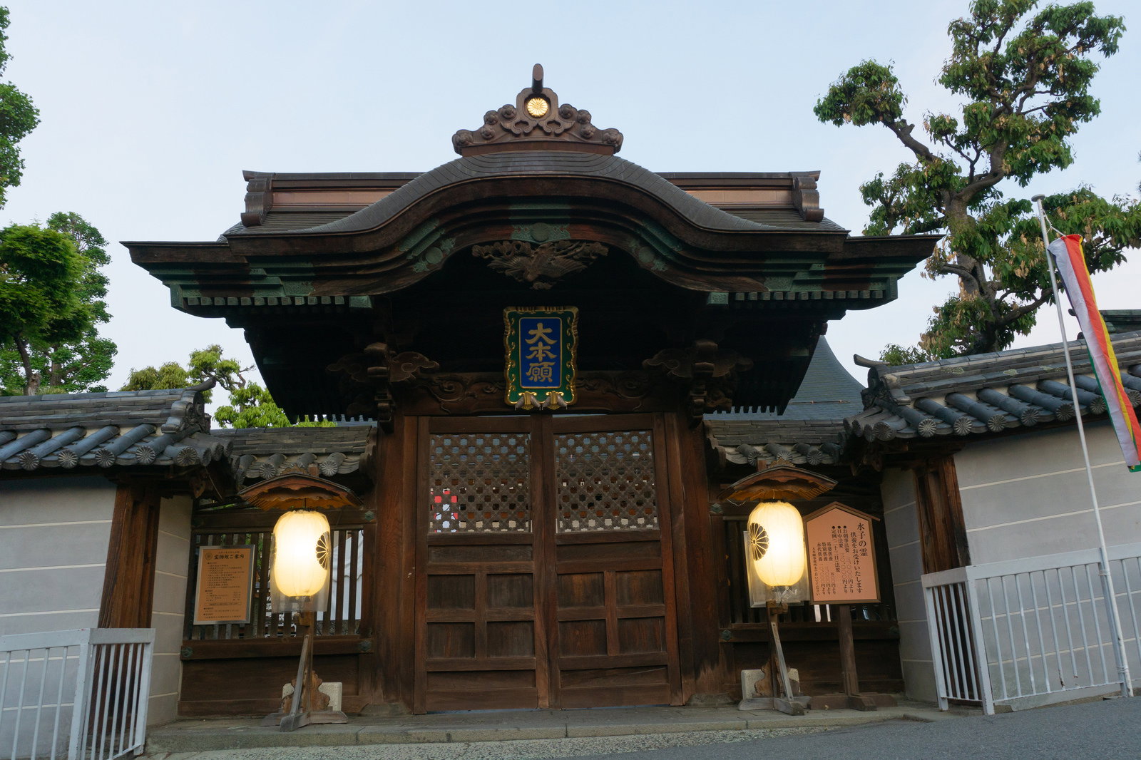 早朝の大本願山門正面、提灯が灯る木造の門構えと瓦屋根
