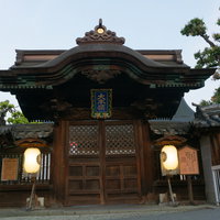早朝、善光寺の大本願 山門の静寂な風景の写真