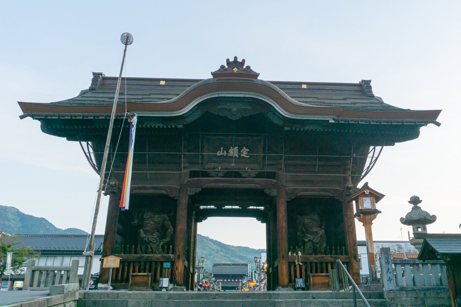 緑青色の屋根を持つ善光寺仁王門を正面から見上げた構図