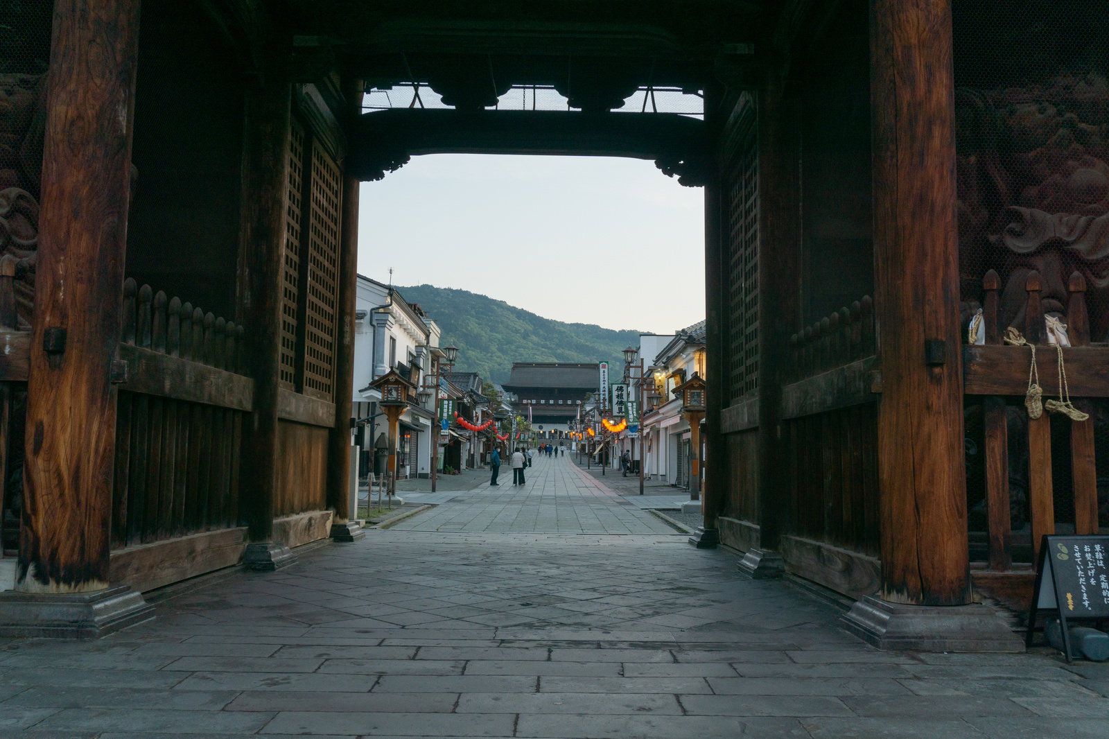 善光寺の仁王門から石畳の仲見世通りと奥の山門を見た風景