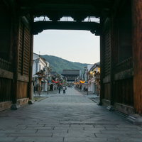 仁王門越しに見える仲見世通りと山門の写真