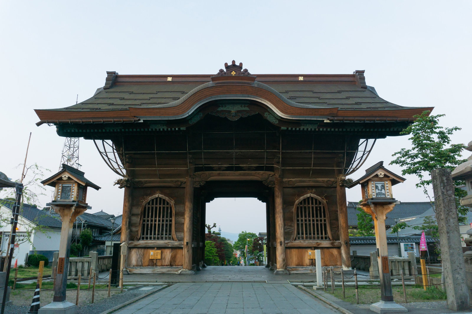 石畳の参道から見上げる善光寺仁王門と両脇の木製灯籠