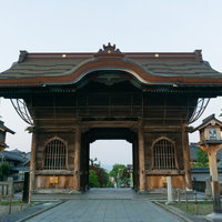 仲見世通り入り口から見上げる仁王門の写真