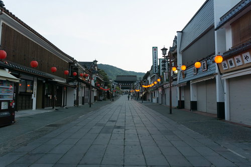 早朝の静かな仲見世通りと、その足元本堂まで続く7777枚あるという善光寺見どころの一つである石畳