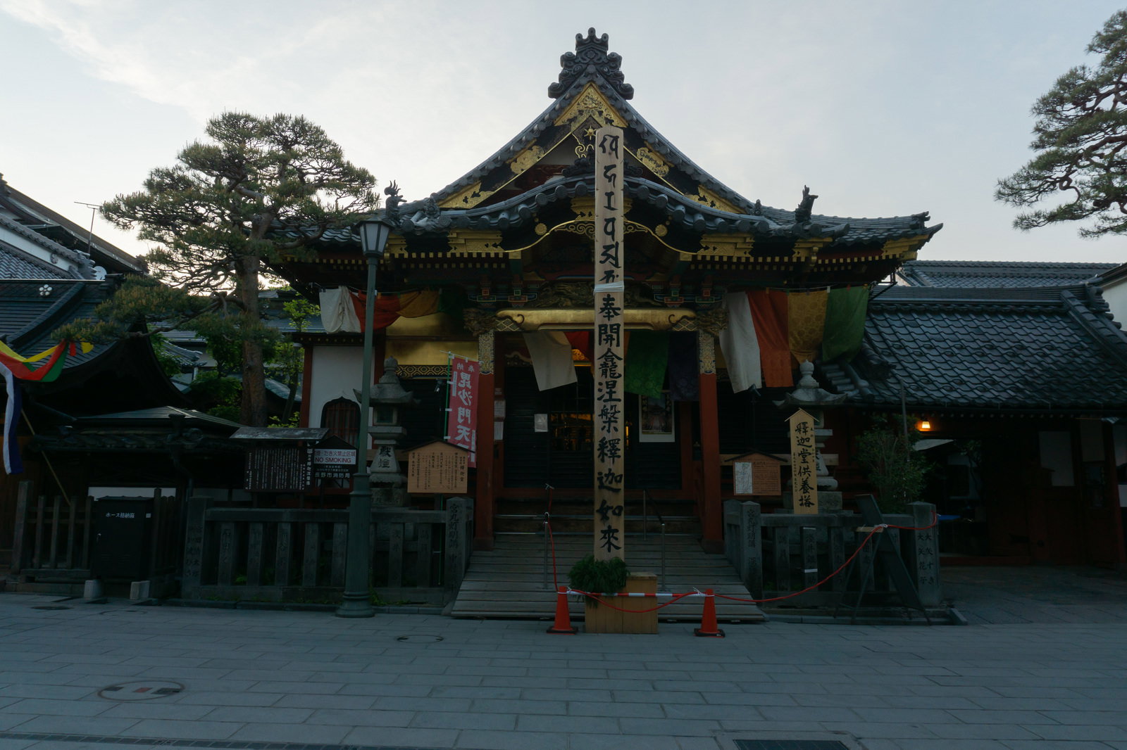 善光寺宿坊の世尊院釈迦堂の本堂と回向柱