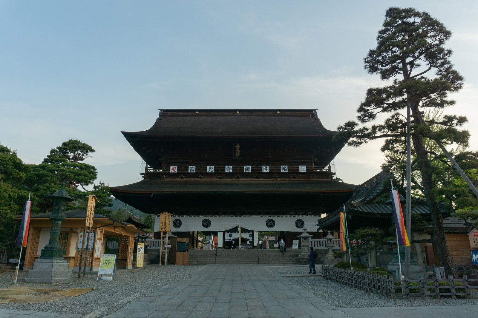 善光寺の山門と参道