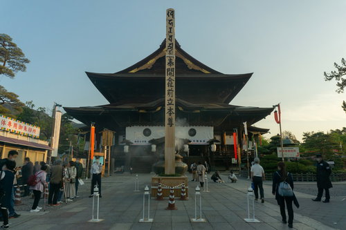 善光寺本堂とその前に立つ約45センチ角高さ約10メートルの善光寺御開帳のシンボルとも言える回向柱