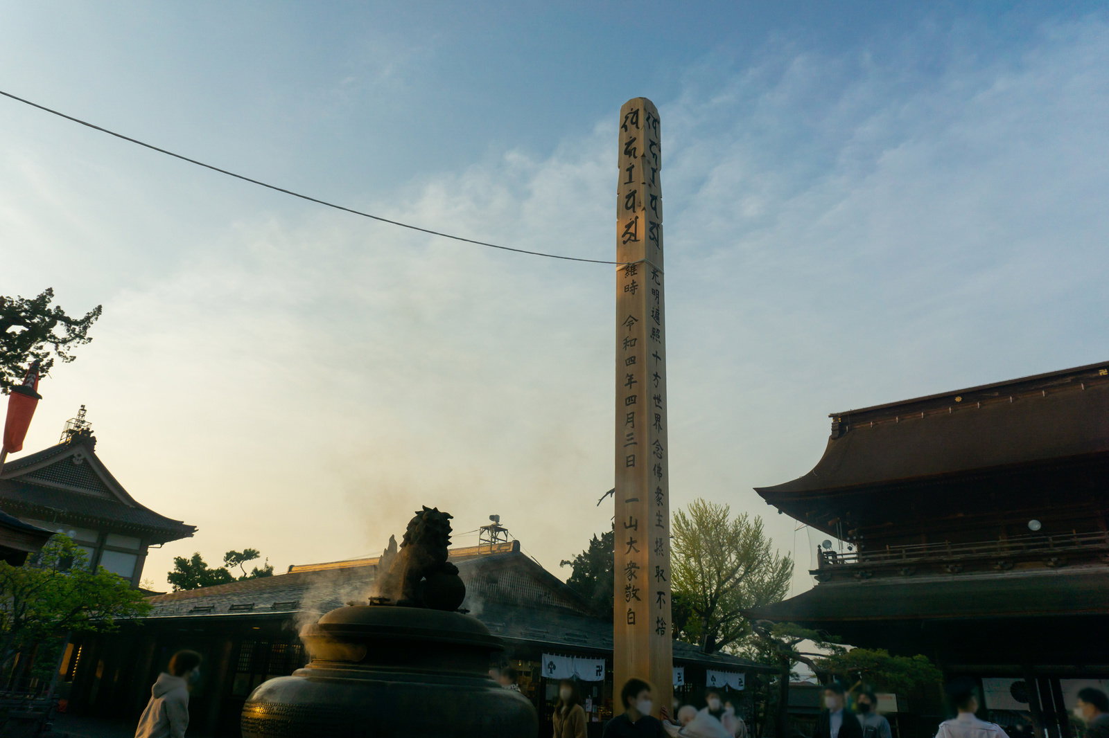善光寺境内に立つ回向柱と香炉