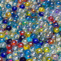 水鉢一杯のビー玉の写真