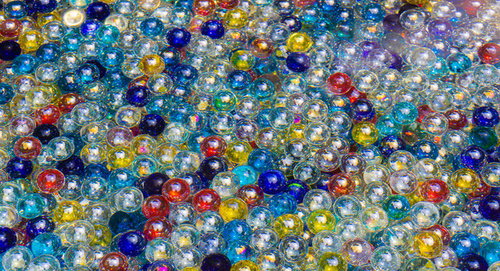 水鉢一杯のビー玉