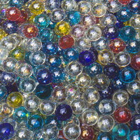 水中に沢山入れられたビー玉の写真