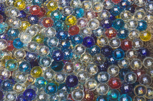 水中に沢山入れられたビー玉