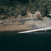 ダム湖の中へと沈んでいく道路の写真