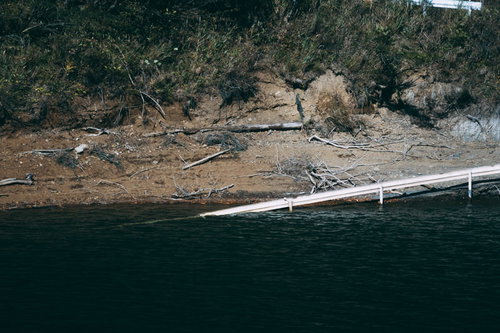 ダム湖の中へと沈んでいく道路