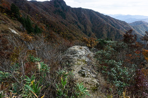 突き出した岩場から眼下に広がる山並み（冠山峠）
