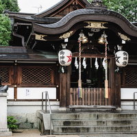 安倍晴明公の像と本殿の写真