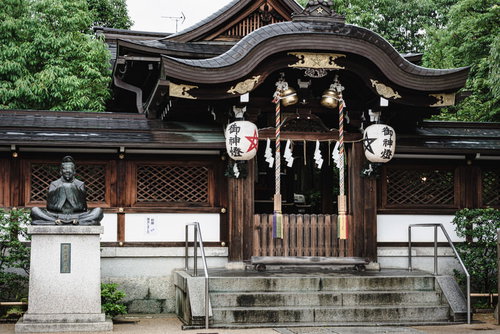 安倍晴明公の像と本殿