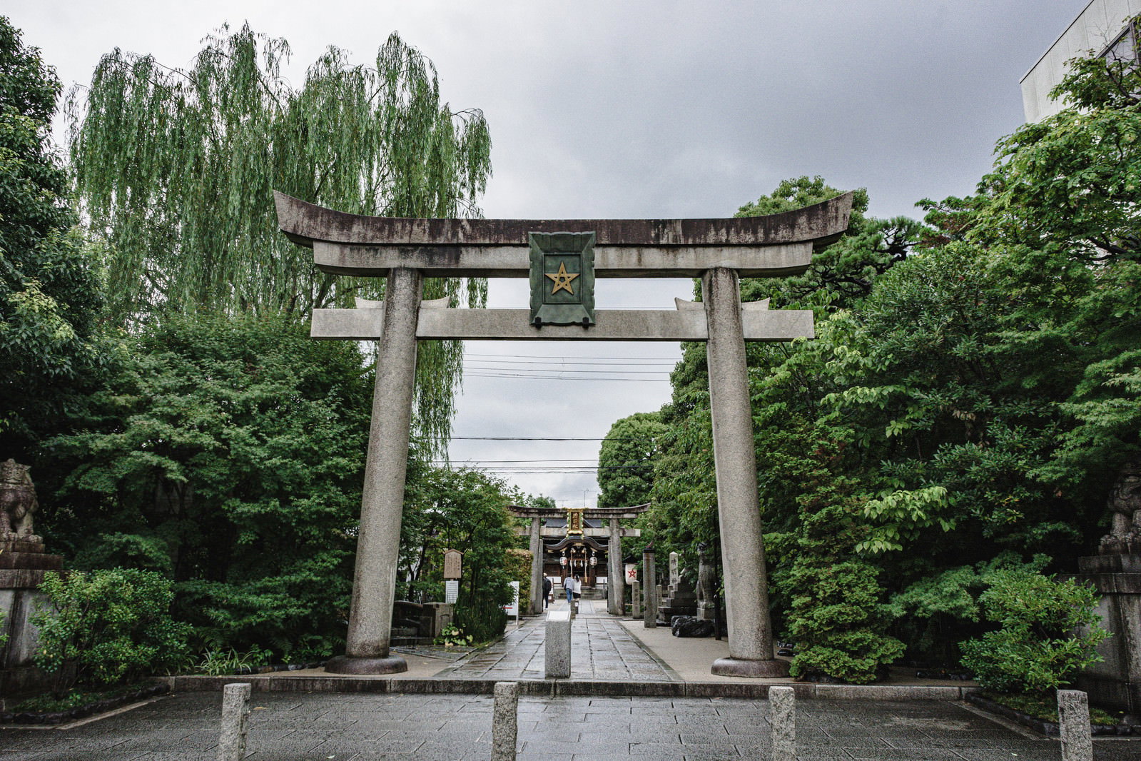 堀川通に面した清明神社の石造りの一の鳥居と境内の様子