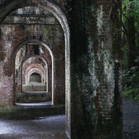 年月を感じさせる南禅寺のレンガ造りの水路閣の下の写真