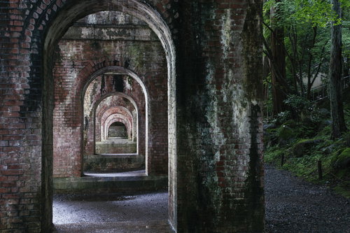 年月を感じさせる南禅寺のレンガ造りの水路閣の下