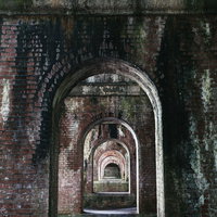 どこまでも続く水路閣下内のアーチの写真