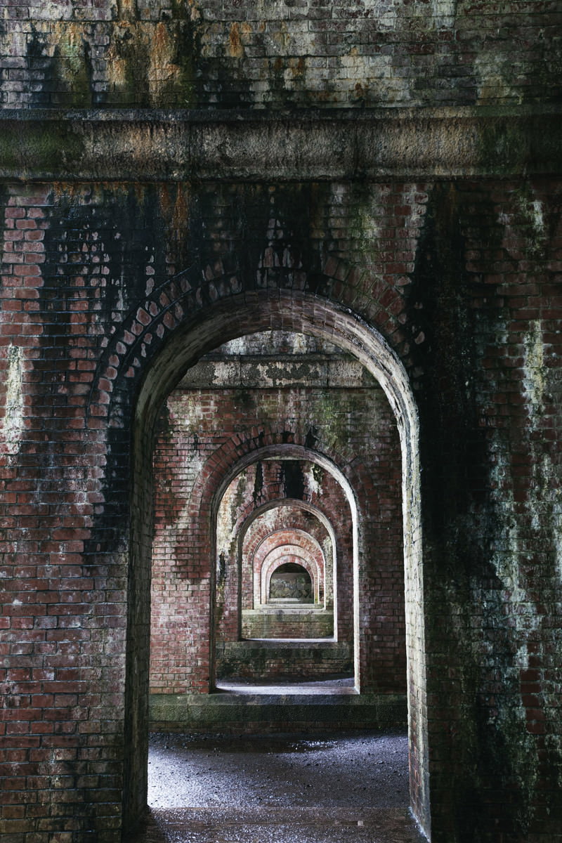 南禅寺境内の水路閣で連続するアーチの回廊