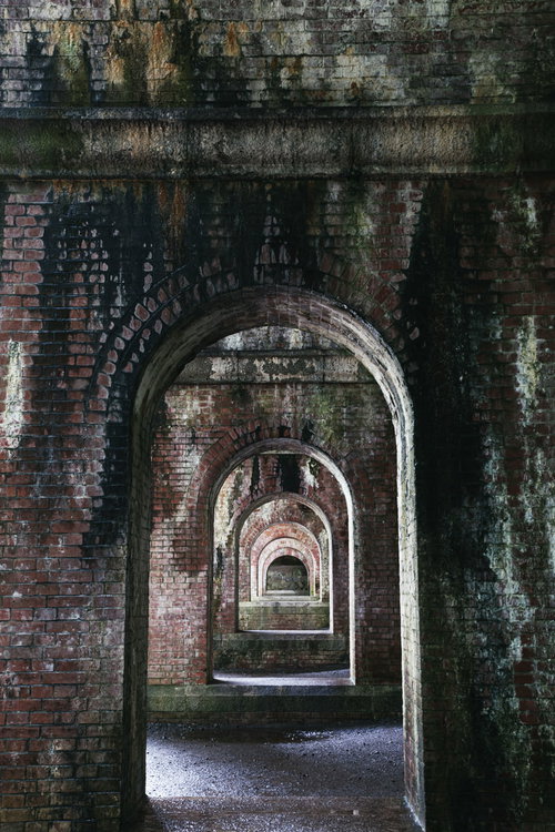 どこまでも続く水路閣下内のアーチ