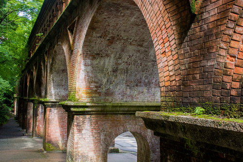 朝日に照らされる水路閣