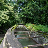 今でも水が流れているのを確認できる水路閣上の写真