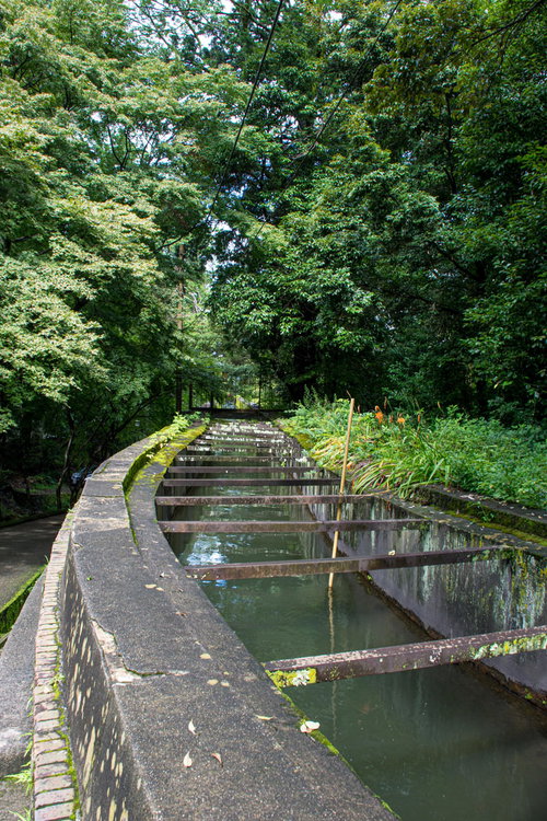 今でも水が流れているのを確認できる水路閣上