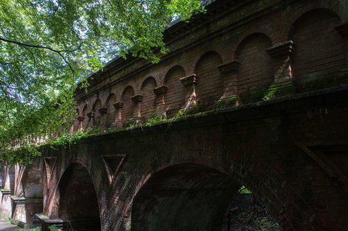 綺麗に積み重ねられたレンガの模様が美しい水路閣