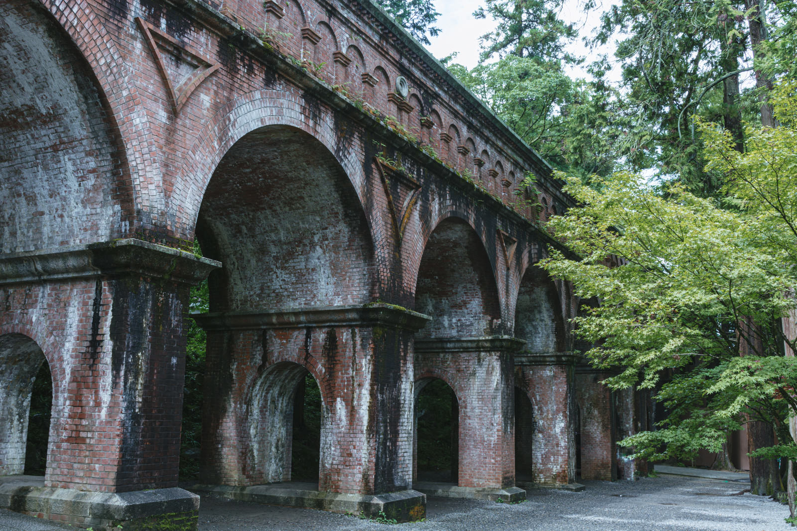 京都南禅寺境内の水路閣、レンガ造りのアーチ橋に黒いシミが広がっている